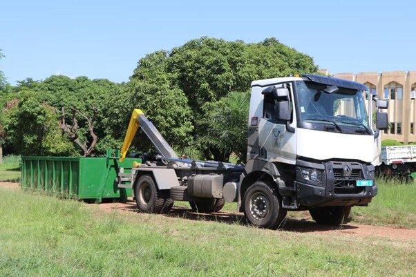 Front Profile Ampliroll Truck and Skip